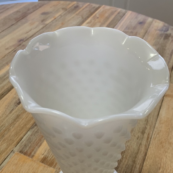 Milk glass vase only - Picture 6 of 9